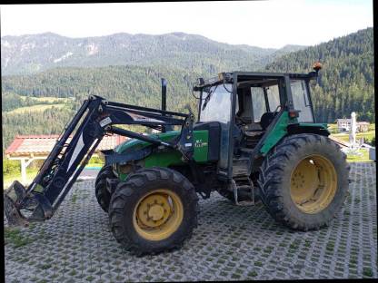 Bild 3:Traktor John Deere 3300 mit Frontlader