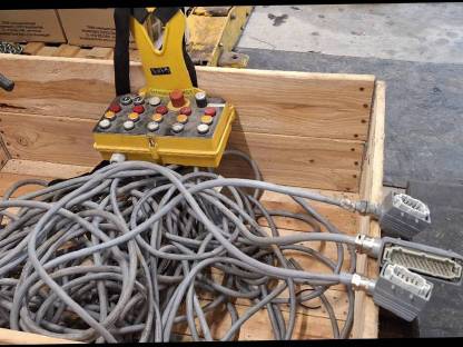 Schaltkästen und Kabel