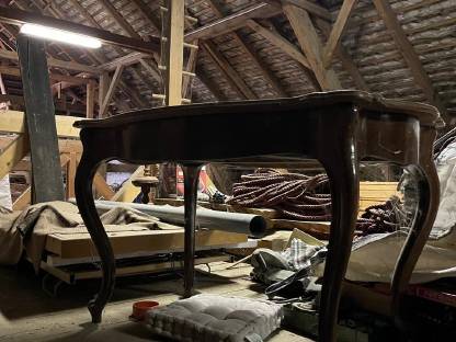 Bild 2:Antiker Tisch