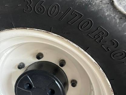 Bild 2:Traktor Reifen