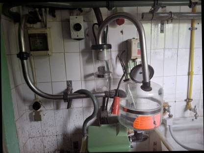 Bild 2:Melkanlage Milchleitung Melktechnik