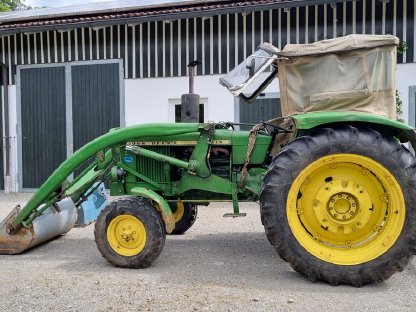 Bild 2:John Deere 2120 LS mit Frontlader
