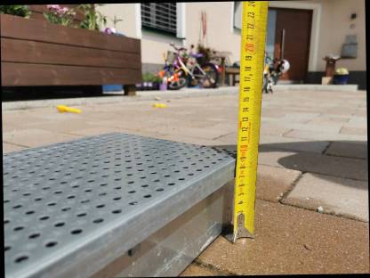 Bild 2:Entwässerungsrinne verzinkt