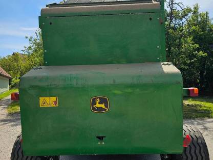 Bild 5:John Deere 592 Ballenpresse mit Siliermitteltank