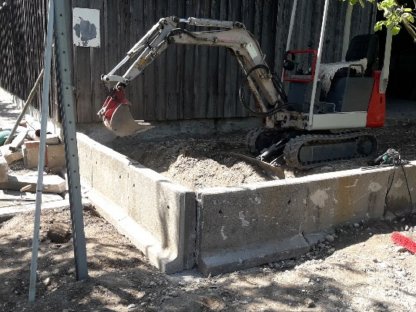 Bild 3:Betonabsperrung, Böschungssteine, Polter