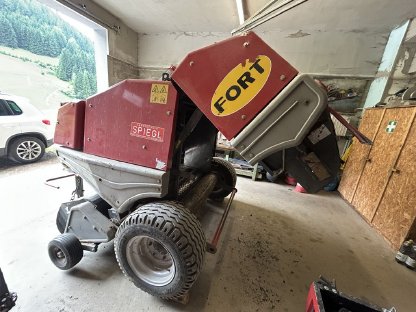 Bild 2:Rundballenpresse Fort FP1200K