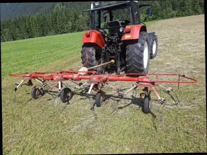 Bild 3:Pöttinger Kreiselheuer 441