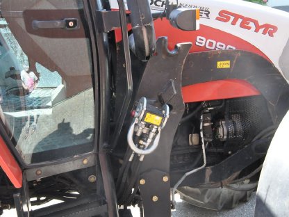 Bild 4:Steyr 9090 M mit Hauer Frontlader