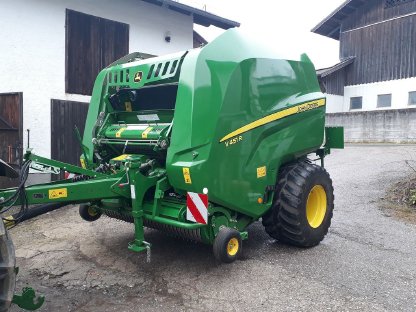 Bild 2:John Deere V451R Rundballenpresse