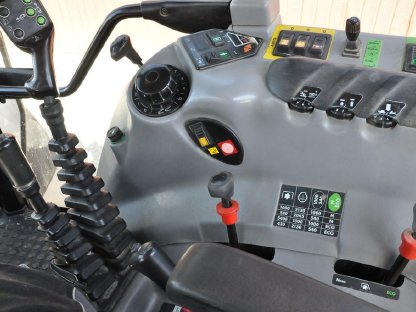 Bild 6:Steyr 9090 M mit Hauer Frontlader