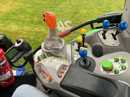 Bild 8:Traktor Deutz-Fahr 6150 TT42 mit Frontlader und Frontheber