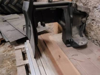 Bild 4:Batteriekasten Valtra N174