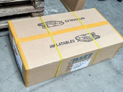 Bild 2:Neues OVP Schlauchboot noch im Karton Modell 220E