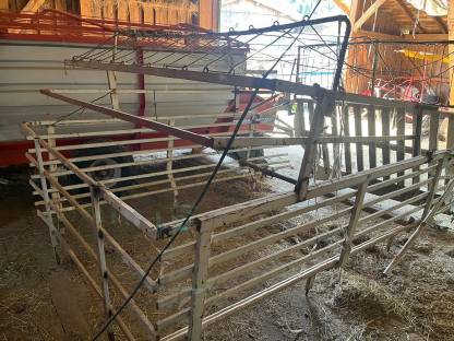 Bild 4:Lindner T3500 mit Ladewagen und Miststreuer