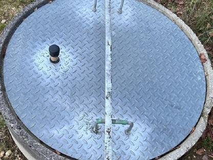 Bild 2:Brunnenabdeckung Deckel Schacht
