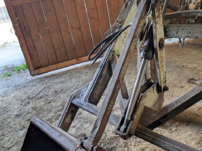 Bild 4:Hauer Frontlader Oberrahmen N, vollhydraulisch mit Schaufel