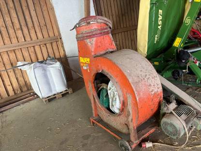 Bild 4:Auer Heugebläse + Verteiler