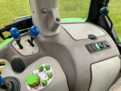 Bild 9:Traktor Deutz-Fahr 6150 TT42 mit Frontlader und Frontheber