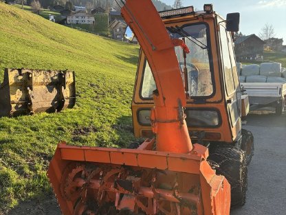 Bild 2:RASANT KT 1900 Geräteträger mit Schneefräse