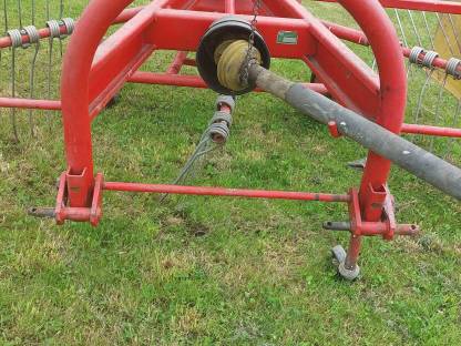 Bild 5:Schwadkreisel Pöttinger 272 VB