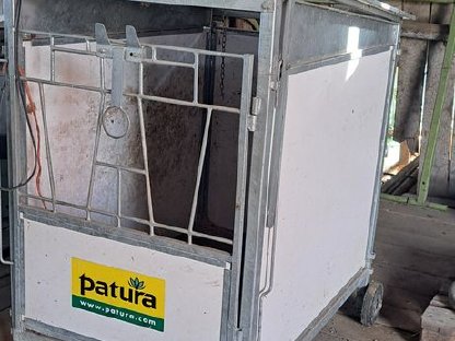 Patura Kälbertaxi Kälberstall