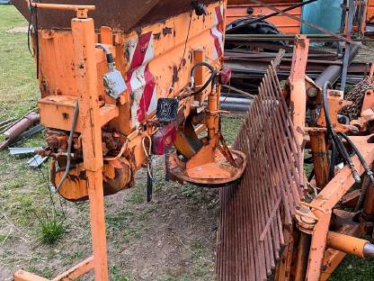 Bild 3:Diverse Winterdienstgeräte