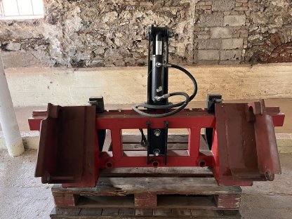 Bild 4:Hauer Palettengabel mit Greifarm