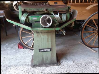 Eine Panhans Hobelmesser Schärfautomat.