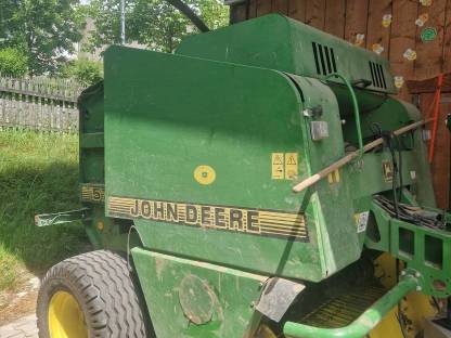 Bild 2:Rundballenpresse John Deere 575