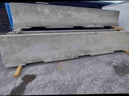 Bild 2:Betonleitwände