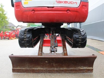 Bild 7:Takeuchi TB 228 – mit neuem Löffelpaket und Vollkabine