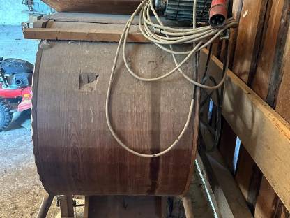 Bild 3:Windmühle für Getreide mit Motor