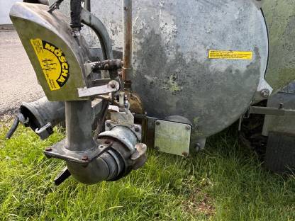 Bild 3:Bauer Güllefass