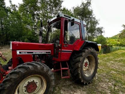 Bild 8:IHC 745-XLA mit Frontlader