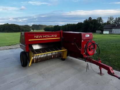 Biete Lohnpressen mit New Holland Kleinballenpresse