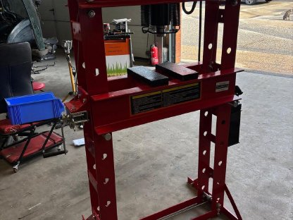 Bild 3:50 t Hydr. Werkstattpresse