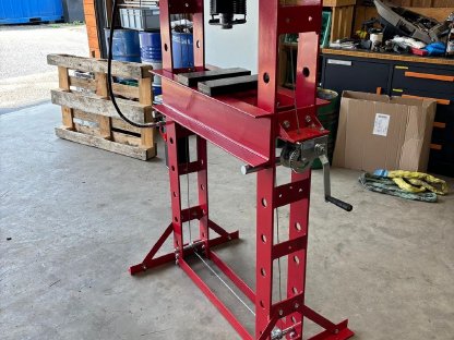 Bild 5:50 t Hydr. Werkstattpresse