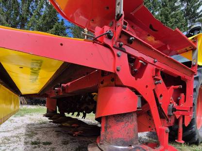 Bild 2:Pöttinger 306 Novacat Frontmähwerk