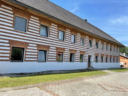 Großer Vierkanthof mit Nebengebäuden, Teich & 17 ha
