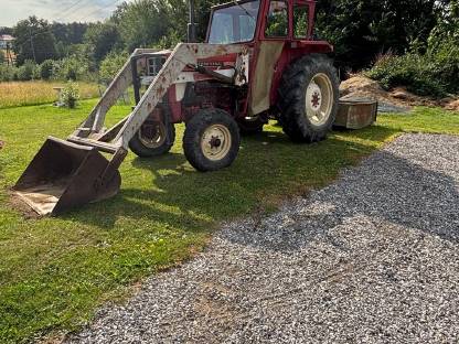 Bild 2:IHC 574 inkl. Frontlader und Kippmulde