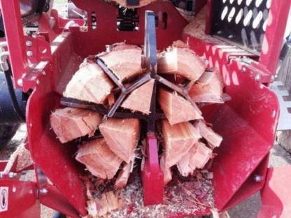 Bild 3:Lohnspalten und Brennholzverkauf