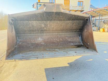 Bild 8:Radladerschaufel