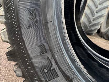 Bild 8:Traktorreifen 440/80R34 (16.9R34) Nokian und 400/80R28 (14.9R28)