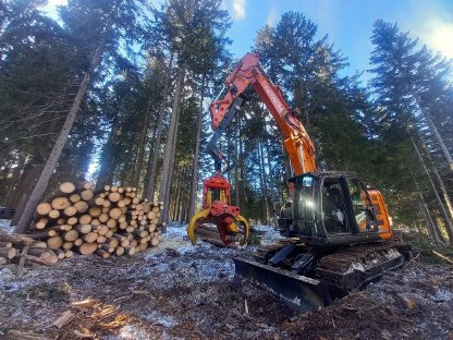 Bild 3:Kurzheckbagger Hitachi ZX225 mit Woody WH60-1