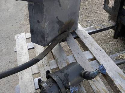 Bild 2:Öltank und Pumpe