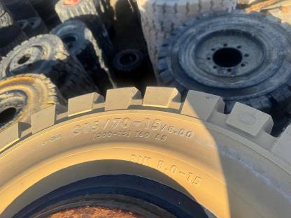 Bild 6:Staplerreifen 315/70-15 Vollgummireifen mit Felgen