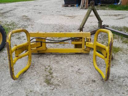 Bild 2:Stoll Rundballenzange