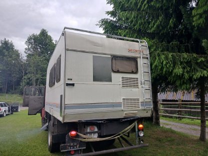 Bild 3:Steyr 680 Allrad DoKA mit Wohnwagen