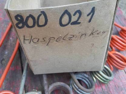 Bild 2:Gebrauchte und neue Haspelzinken Claas