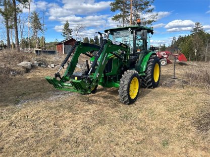 Traktor John Deere 5058 E Forstwirtschaft ausgestattet
